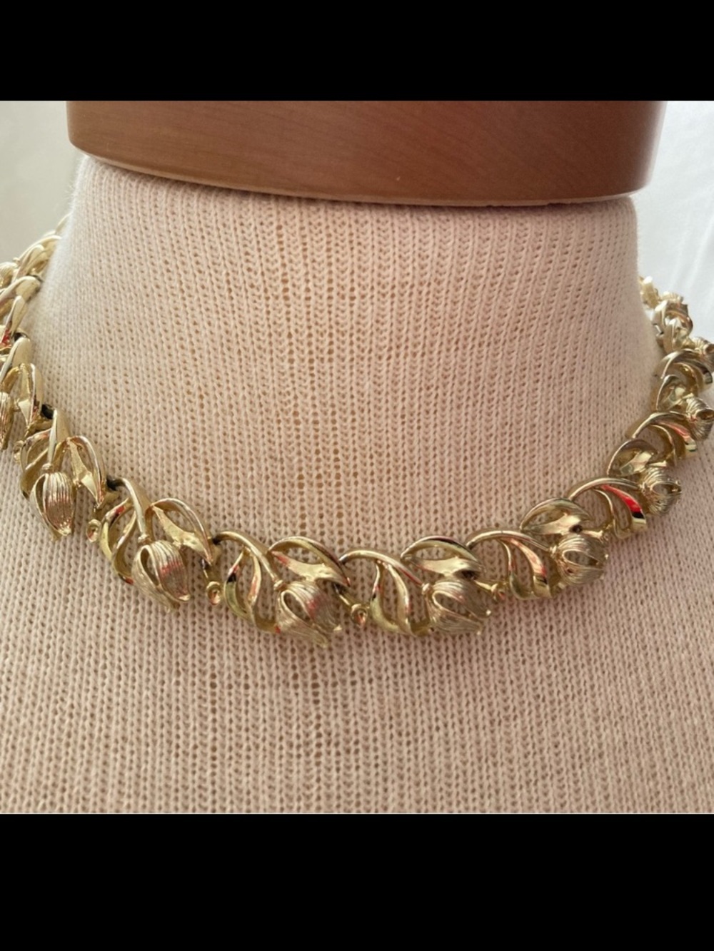 VTG Lisner Tulip Floral segmented goldtone necklace 16 1/2”